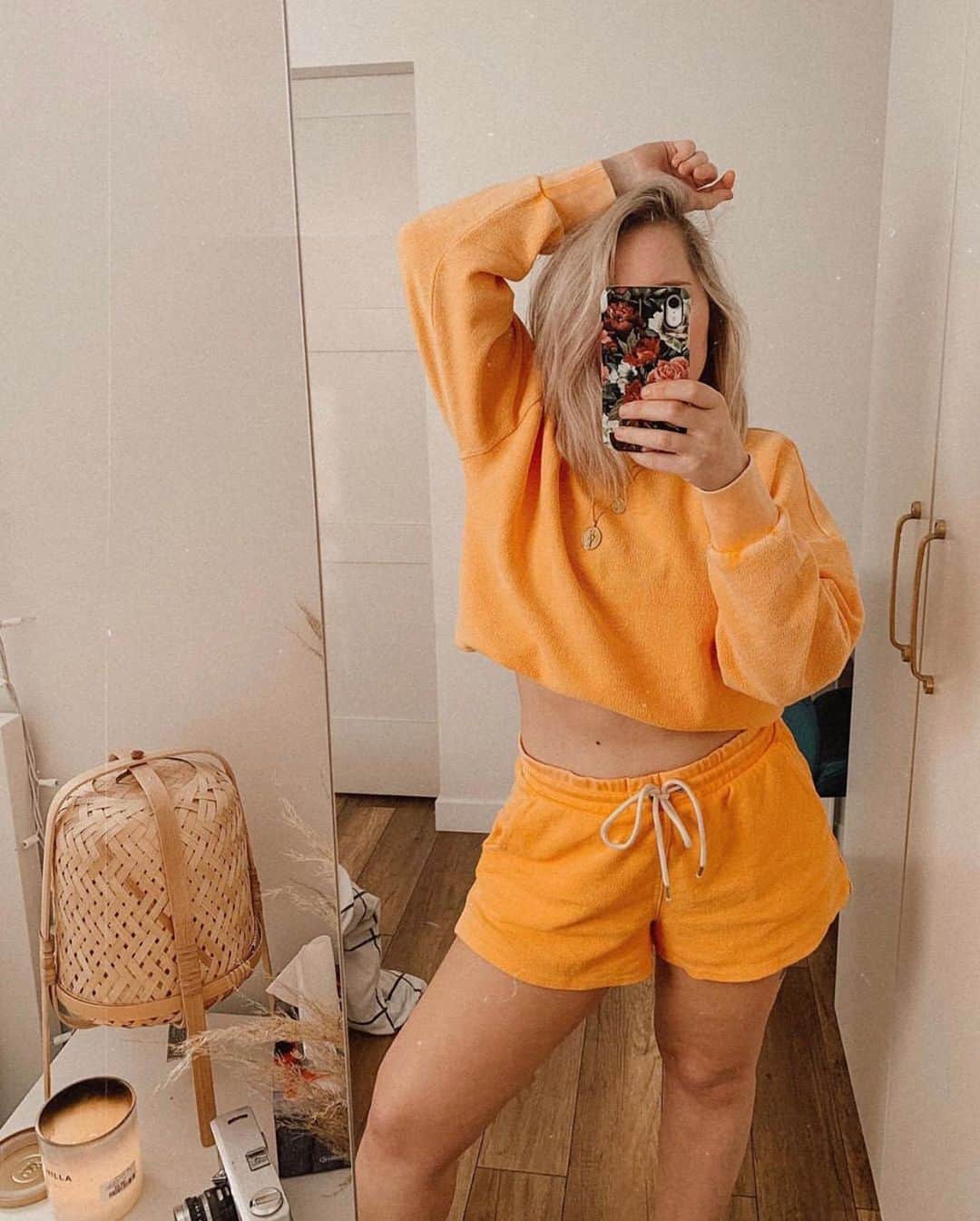 GAPさんのインスタグラム写真 - (GAPInstagram)「If you can’t be outside, wear your sunshine inside. ☀️ . Tap to twin with @camrynharder & don’t forget to share your at-home-uniform by tagging #GapFromHome.」5月23日 6時27分 - gap