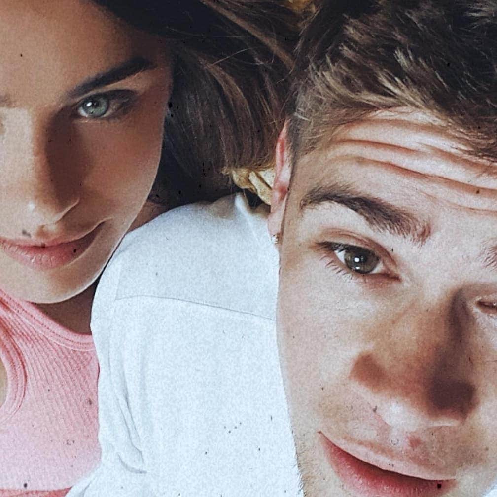 ジョージア・メイ・フットのインスタグラム：「Being with you makes me a better person everyday. I am so grateful for your kindness, your patience and your love. For your family and for you showing me that love is real.  Forever us 🖐🏼💜 @krisevansmusic」