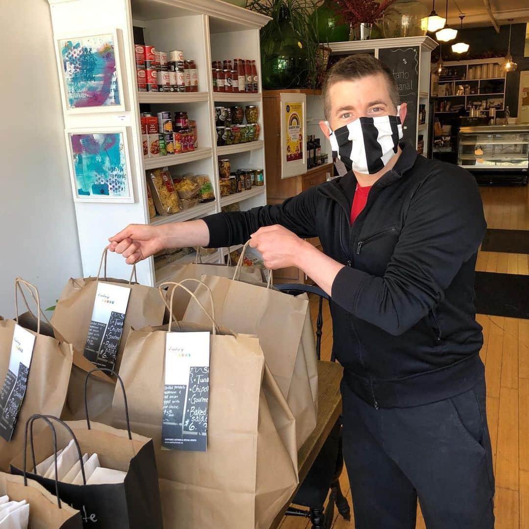 ジェフリー・バトルさんのインスタグラム写真 - (ジェフリー・バトルInstagram)「Another couple of days delivering meals to @health_initiative_dc2020 Thank you to my volunteer partner @davejolicoeur and to all of the restaurants involved.  A great initiative with the @leslievillebia spearheaded by @justbsalon and @bside.beauty  @gordons_pub_kitchen @eadreyfoods @theburrenpub @fatlambkouzina #leslievilledonates  Please donate to http://charityauction.bid/leslievilledonates」5月23日 6時34分 - j_butt