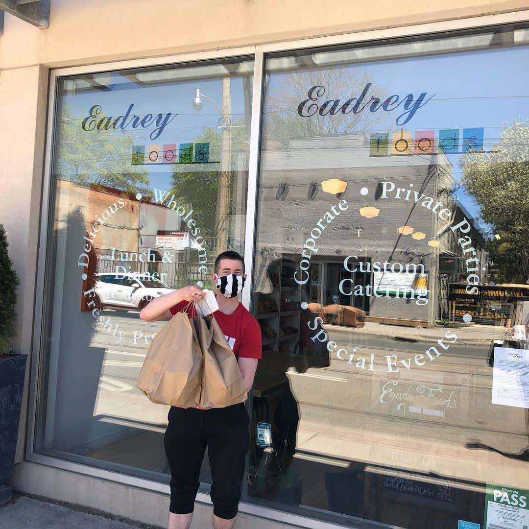ジェフリー・バトルさんのインスタグラム写真 - (ジェフリー・バトルInstagram)「Another couple of days delivering meals to @health_initiative_dc2020 Thank you to my volunteer partner @davejolicoeur and to all of the restaurants involved.  A great initiative with the @leslievillebia spearheaded by @justbsalon and @bside.beauty  @gordons_pub_kitchen @eadreyfoods @theburrenpub @fatlambkouzina #leslievilledonates  Please donate to http://charityauction.bid/leslievilledonates」5月23日 6時34分 - j_butt