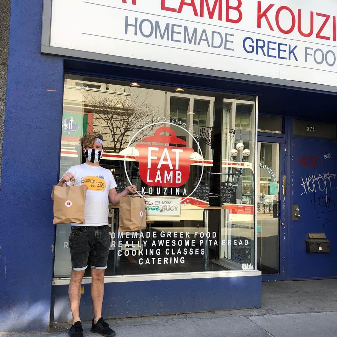 ジェフリー・バトルさんのインスタグラム写真 - (ジェフリー・バトルInstagram)「Another couple of days delivering meals to @health_initiative_dc2020 Thank you to my volunteer partner @davejolicoeur and to all of the restaurants involved.  A great initiative with the @leslievillebia spearheaded by @justbsalon and @bside.beauty  @gordons_pub_kitchen @eadreyfoods @theburrenpub @fatlambkouzina #leslievilledonates  Please donate to http://charityauction.bid/leslievilledonates」5月23日 6時34分 - j_butt