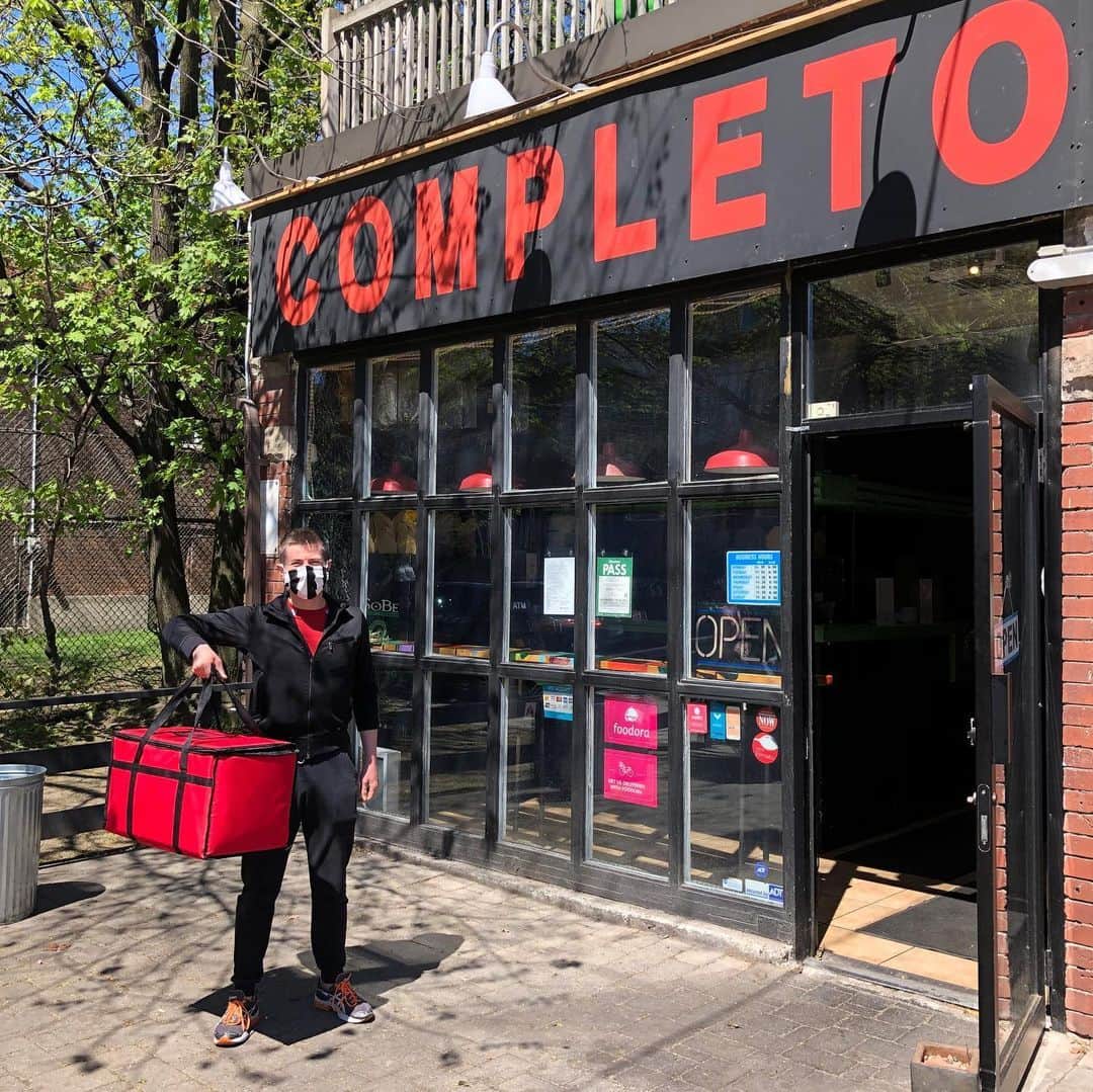 ジェフリー・バトルさんのインスタグラム写真 - (ジェフリー・バトルInstagram)「Another couple of days delivering meals to @health_initiative_dc2020 Thank you to my volunteer partner @davejolicoeur and to all of the restaurants involved.  A great initiative with the @leslievillebia spearheaded by @justbsalon and @bside.beauty  @gordons_pub_kitchen @eadreyfoods @theburrenpub @fatlambkouzina #leslievilledonates  Please donate to http://charityauction.bid/leslievilledonates」5月23日 6時34分 - j_butt
