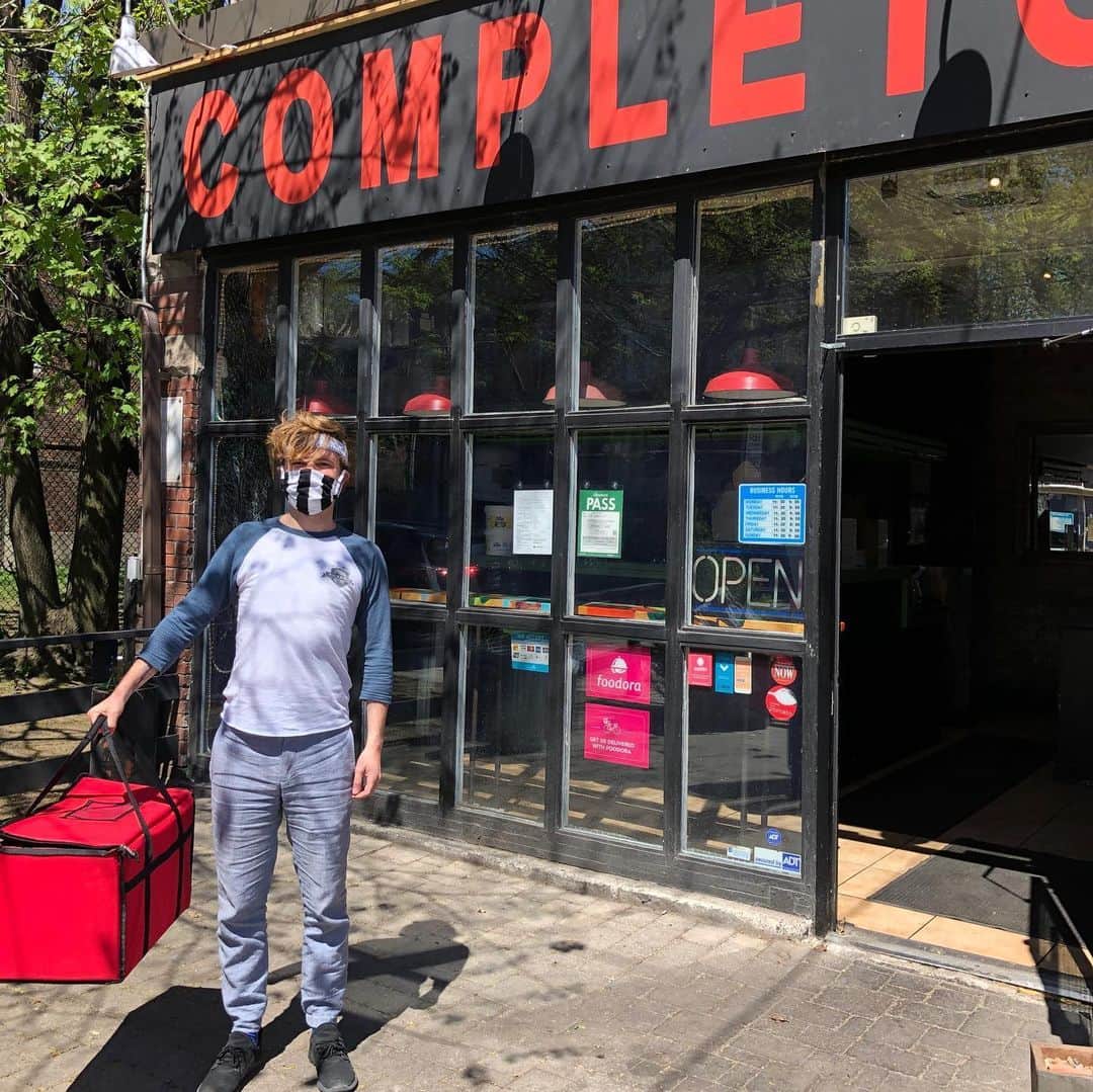 ジェフリー・バトルさんのインスタグラム写真 - (ジェフリー・バトルInstagram)「Another couple of days delivering meals to @health_initiative_dc2020 Thank you to my volunteer partner @davejolicoeur and to all of the restaurants involved.  A great initiative with the @leslievillebia spearheaded by @justbsalon and @bside.beauty  @gordons_pub_kitchen @eadreyfoods @theburrenpub @fatlambkouzina #leslievilledonates  Please donate to http://charityauction.bid/leslievilledonates」5月23日 6時34分 - j_butt