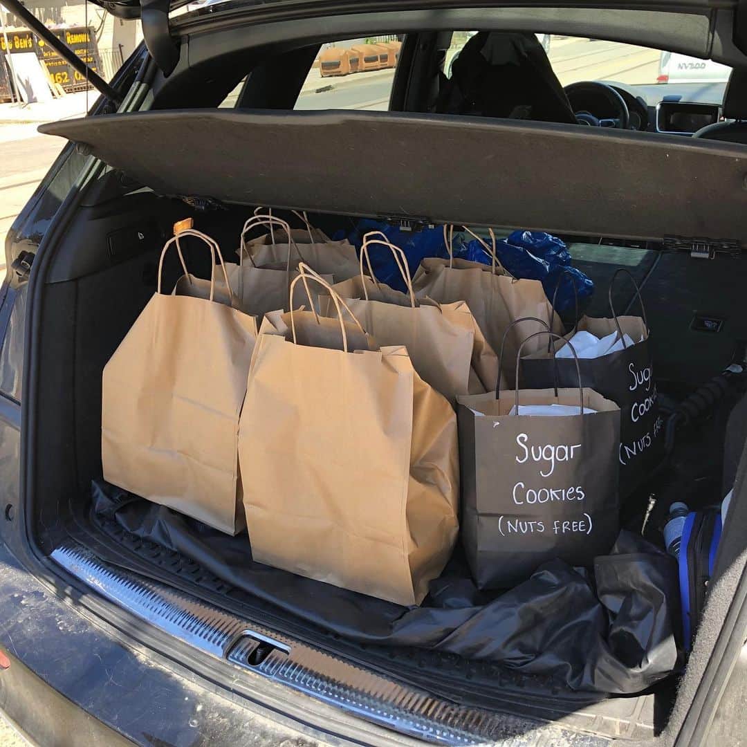 ジェフリー・バトルさんのインスタグラム写真 - (ジェフリー・バトルInstagram)「Another couple of days delivering meals to @health_initiative_dc2020 Thank you to my volunteer partner @davejolicoeur and to all of the restaurants involved.  A great initiative with the @leslievillebia spearheaded by @justbsalon and @bside.beauty  @gordons_pub_kitchen @eadreyfoods @theburrenpub @fatlambkouzina #leslievilledonates  Please donate to http://charityauction.bid/leslievilledonates」5月23日 6時34分 - j_butt