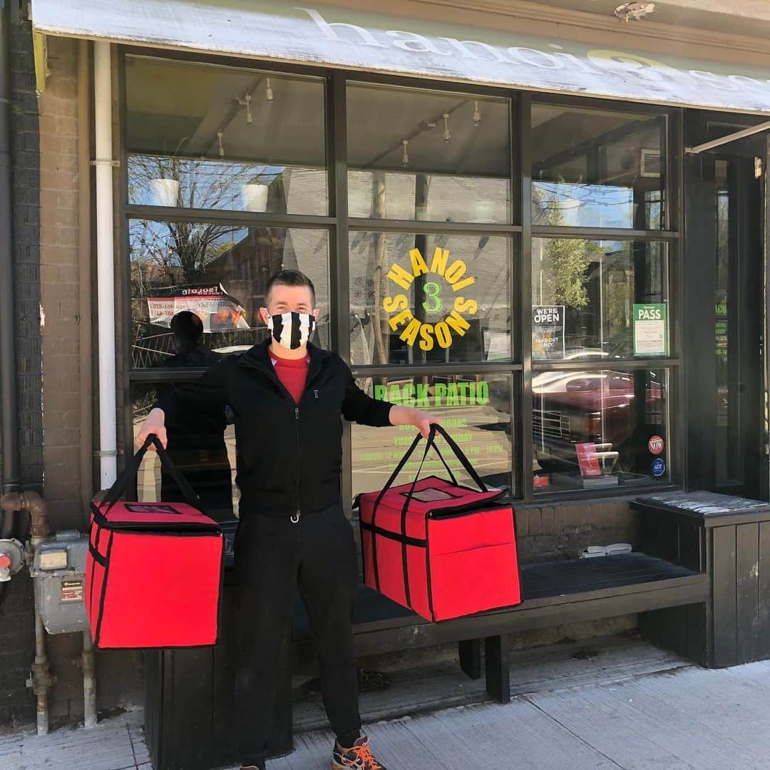 ジェフリー・バトルさんのインスタグラム写真 - (ジェフリー・バトルInstagram)「Another couple of days delivering meals to @health_initiative_dc2020 Thank you to my volunteer partner @davejolicoeur and to all of the restaurants involved.  A great initiative with the @leslievillebia spearheaded by @justbsalon and @bside.beauty  @gordons_pub_kitchen @eadreyfoods @theburrenpub @fatlambkouzina #leslievilledonates  Please donate to http://charityauction.bid/leslievilledonates」5月23日 6時34分 - j_butt
