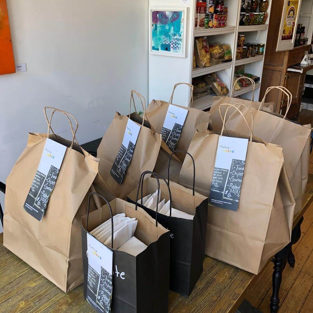 ジェフリー・バトルのインスタグラム：「Another couple of days delivering meals to @health_initiative_dc2020 Thank you to my volunteer partner @davejolicoeur and to all of the restaurants involved.  A great initiative with the @leslievillebia spearheaded by @justbsalon and @bside.beauty  @gordons_pub_kitchen @eadreyfoods @theburrenpub @fatlambkouzina #leslievilledonates  Please donate to http://charityauction.bid/leslievilledonates」