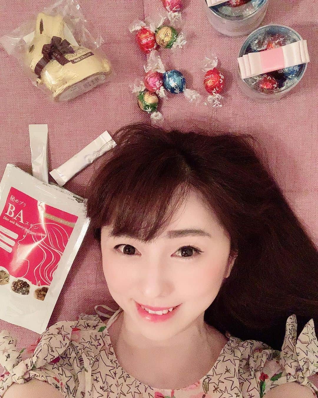 のインスタグラム：「🐖🐖🐖💛﻿ ﻿ 残りのリンツこれだけ〜〜😲🍫﻿ そしてコロナ太りで人生最高体重٩( ᐛ )و﻿ ﻿ ﻿ いいんです、ストレスフリーでしあわせに過ごしていたので悔いなし❤️笑←開き直り﻿ ﻿ しかし自粛生活で体質が変わったみたいで﻿ 人生初のお肌も大荒れ←マスクかぶれ疑惑🤔﻿ ﻿ ﻿ ﻿ でもお仕事も再開してきたのでさすがに戻さないと...﻿ ということで、﻿ 取り急ぎダイエットとスキンケアが同時にできる﻿ 1週間の短期集中サプリBAスキンを飲み始めました💛💛💛﻿ ﻿ ﻿ 結構ピリピリ甘辛い感じで﻿ 体が温かくなって﻿ ハンズクラップしたらいつもより汗かいて代謝が上がってる気がするよ🎶﻿ ﻿ ﻿ 糖質カット成分が入ってるから﻿ 引き続きチョコ活も...🐖笑笑﻿ ﻿ ﻿ ﻿ ﻿ #PR #BAスキン #baskin #ダイエットサプリ #肝斑サプリ#自粛生活 #肌荒れ #コロナ太り﻿ #体質改善 #デトックス #ダイエッター﻿」