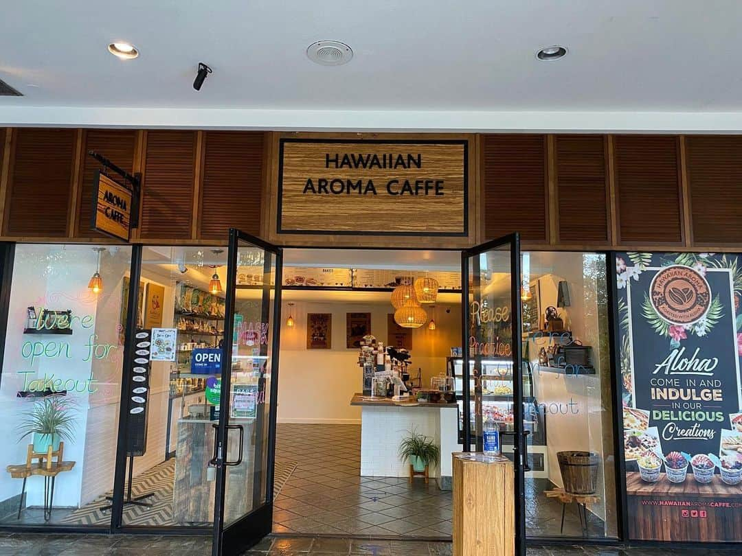 ワイキキ横丁さんのインスタグラム写真 - (ワイキキ横丁Instagram)「イリカイホテルの Hawaiian Aroma Caffe (@hawaiian_aroma_caffe ) ✨ 海で泳いだ帰りにでも厳選された豆をつかったコーヒーや、カフェメニューなどをテイクアウトしてみては☕️😁 #hitakeout #hawaiianaromacaffe #ilikaihotel」5月23日 6時46分 - waikikiyokochojp