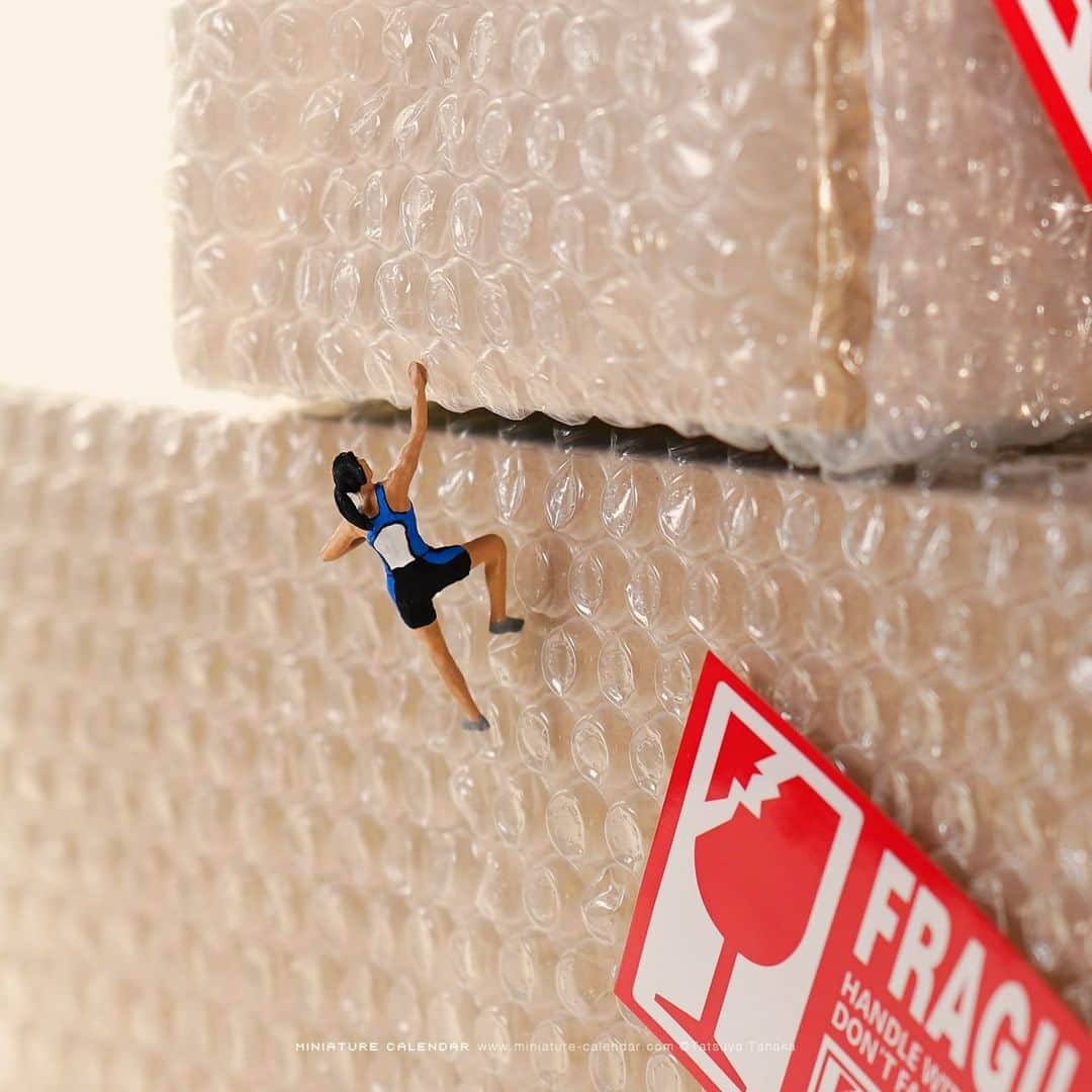 田中達也さんのインスタグラム写真 - (田中達也Instagram)「⠀ “Deliver Anywhere” ⠀ どこでも登る自由“梱包”な選手 ⠀ #プチプチ #ボルダリング #BubbleWrap #Bouldering ⠀」5月23日 7時00分 - tanaka_tatsuya