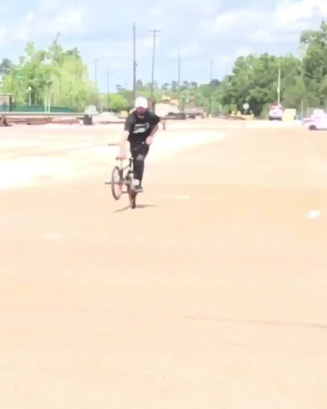 レッドブルのインスタグラム：「switching from bike to board without ever touching the ground 😲 ∙ 🏃‍♂️: @terryadamsbmx #bmx #flatland #ride #jump #trick #redbull #givesyouwings」