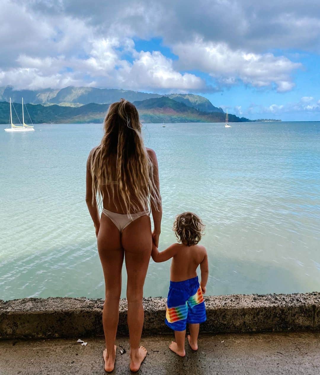 アラナ・ブランチャードのインスタグラム：「I spy with my little eye a rainbow hiding on a mountain.」