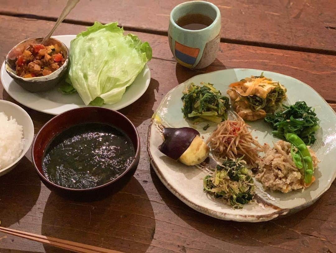 青山有紀さんのインスタグラム写真 - (青山有紀Instagram)「この日の夕食はぜんぶママがくれたおかず🤤 「今日はレタス包みよ🥬」と言ってお弁当渡してくれたけど、それ以外もたくさんあった😂 真っ黒に見える汁物は大好きな熊本八代の青のりたっぷりお味噌汁。 #寿養茶」5月23日 12時40分 - yukiaoya