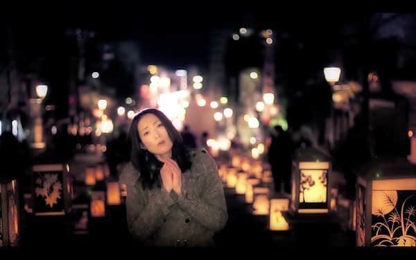 松本英子のインスタグラム：「現在配信リリース中の『祈り灯』のMVがオフィシャルYouTubeチャンネルよりご覧頂けるようになりました🌈  長野市・善光寺さんの灯明まつりにてロケを敢行！美しい『ゆめ灯り絵』を是非見ていただきたいです✨✨✨ 松本英子「祈り灯」【MV】 youtu.be/rvwtU5mCd5E 監督・撮影：久世善子」