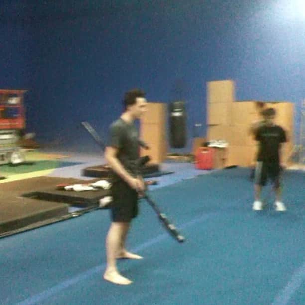 トム・ヒドルストンのインスタグラム：「Flashback Friday. Rehearsing the Cap/Loki fight from AVENGERS with @thesamhargrave.  Albuquerque, New Mexico. May 2011.  Nine years ago. Bonkers.  We were young once!」