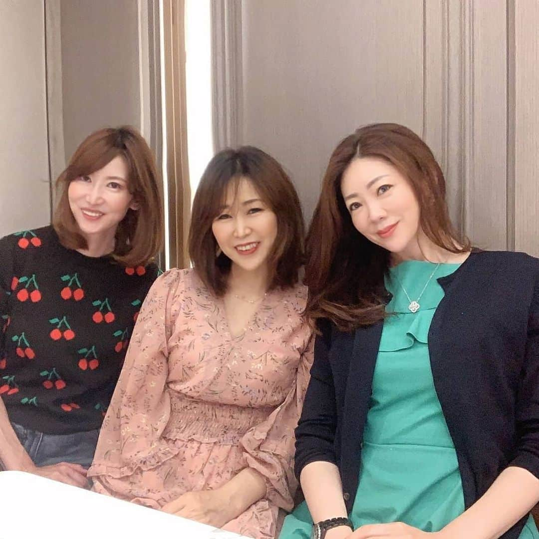 今堀恵理さんのインスタグラム写真 - (今堀恵理Instagram)「やっと3人で会えた  東京の @kyoko.86  さん  仲良しの　@izumi.hakamata  ちゃん  みんな人気のインスタグラマー❤  これから一緒に色々やりたいメンバー  行ったお店は北新地の  @poire.jp  です  今はアオムシくん、ピンクのpig、ベビーシューのたこ焼き、ユニークなのが出てるから😍食べました 写真のは何個目？(笑)  人気の缶のクッキー「メルシー」、大人のガナッシュ「ショコラ・オ・ウイスキー」もテイクアウト。おうちでもPOIRE  #ポアール #インスタ女子 #アオムシ #大阪スイーツ巡り  #cookies」5月23日 7時14分 - eriimahori