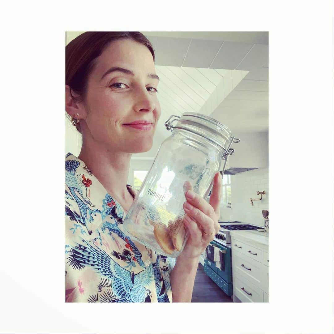 コビー・スマルダーズのインスタグラム：「Hi Everyone!  Due to all this time that I have on my hands I’m finding some great ways to help the environment. I’d like to share them with you by doing monthly posts. So here are a few super easy changes you can make that huge a big impact on our planet. Click on my stories to be connected directly.. — 1. Use Glass Bottles, No More Plastic I have a ton of glass jars in my pantry. They keep food super fresh and look dope as hell. In just one year the US generated almost 14 MILLION tons of plastic containers and plastic packaging, the majority of this plastic can’t be or is not recycled. -Many plastics contain Bisphenol A (BPA) and Phthalates which disrupt natural hormone levels and negatively effect our health. -Glass is 100% recyclable and can be reused endlessly without loss in quality or purity.  IDEAS FOR USE: 1. Consider using glass containers that you already have on hand. 2. Thrift shop for glass containers. 3. Reuse glass containers that items are packaged in. 4. Some glass containers come with lids, if yours don’t consider using bees wax cloth as a lid. They are natural, recyclable and food safe. — 2. Signup To Stop Receiving Junk Mail at DMAchoice.org. - DMAchoice.org helps you opt out of unsolicited promotional mailings - Junk mail annually destroys more than 100 MILLION trees, uses 28 BILLION gallons of water and enough energy to power more than 9 MILLION cars!  HOW TO USE: 1. Go to DMAchoice.org. 2. Signup and pay a $2 fee for 10 years of usage. 3. Opt out of unsolicited promotional mail. — 3. Use A New Search Engine and Donate to Plant Trees For FREE with @ecosia - @Ecosia is a Bing powered search engine that donates 80 percent of profits to tree. - They have planting & conservation organizations worldwide.  HOW TO USE: 1. Set your computer homepage to: https://www.ecosia.org. 2. Use @ecosia for all your search engine needs. 3. Watch as your searches help plant trees and prevents deforestation around the world. — Please let me know if you have any other environmental tips to share! 😘」