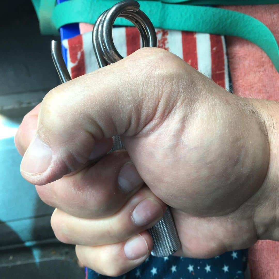 スコット・ノートンさんのインスタグラム写真 - (スコット・ノートンInstagram)「Another gripper bites the dust....#strongstyle #scottnorton #scottflashnorton #armwrestling #gripping #njpwworld」5月23日 7時43分 - scottflashnorton