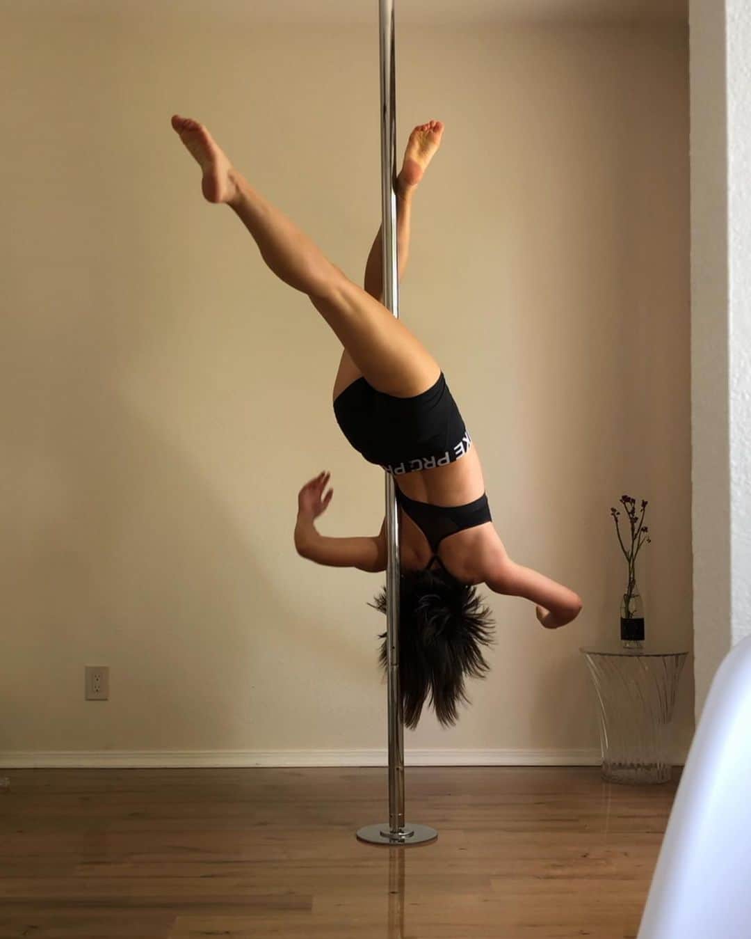 松島エミさんのインスタグラム写真 - (松島エミInstagram)「先生募集🐒🙋🏻‍♀️ Looking for a teacher please?  #pole #polesport #polefitness #ポール #ポールダンス　#happyweekend #inversion #poledance #stayhome #quarantinediaries」5月23日 7時38分 - emimatsushima