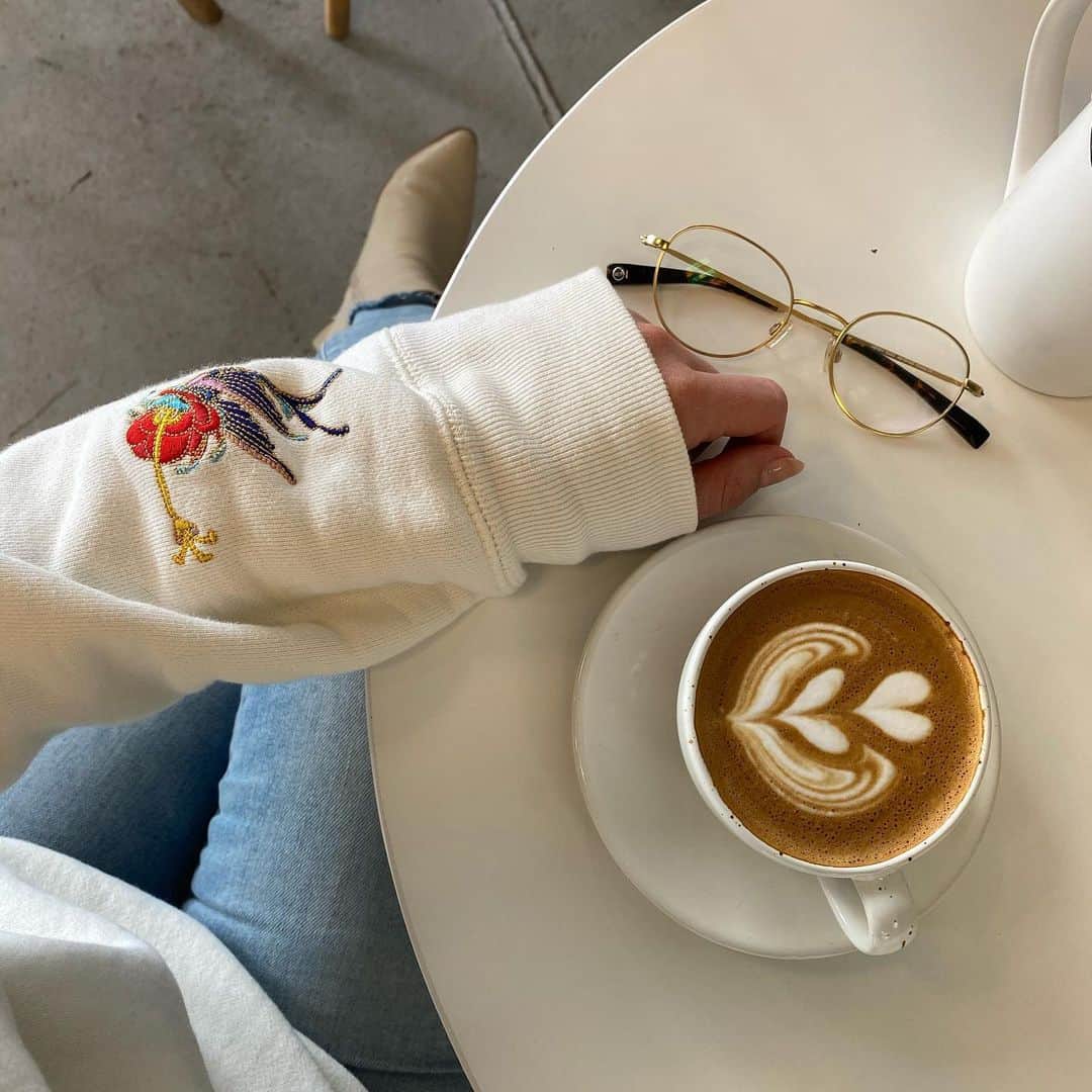 アデレード・ケインのインスタグラム：「I miss cafes」