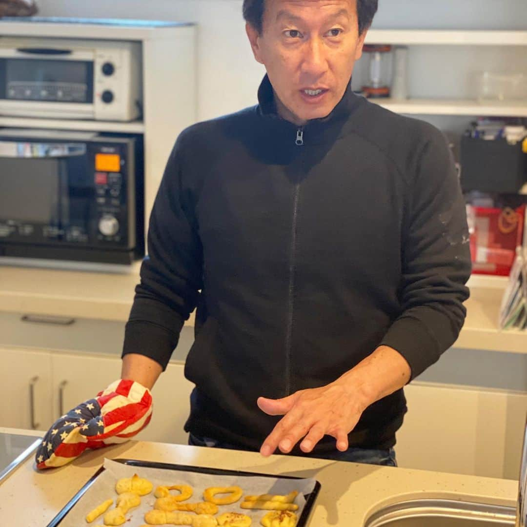 yukiさんのインスタグラム写真 - (yukiInstagram)「おはようございます。﻿ ﻿ とうとう、﻿ お父さんがクッキーを作る日がきました🍪﻿笑 スゴイね〜！！😂﻿ ﻿ 今までの習慣や常識が変わるだろうし、﻿ いろんなことが変わるね〜﻿ この困難な時を乗り越えたらば、﻿ 新しい考え方や生き方にしないと、です。﻿ 柔軟に生きよう、これからはもっと…﻿ ﻿ #ニューノーマル #新しい生活様式﻿ #柔軟に生きる強さ﻿ #子どものような大人﻿ #本当の豊かさ﻿ #おっきい森さん」5月23日 7時48分 - milkayuki