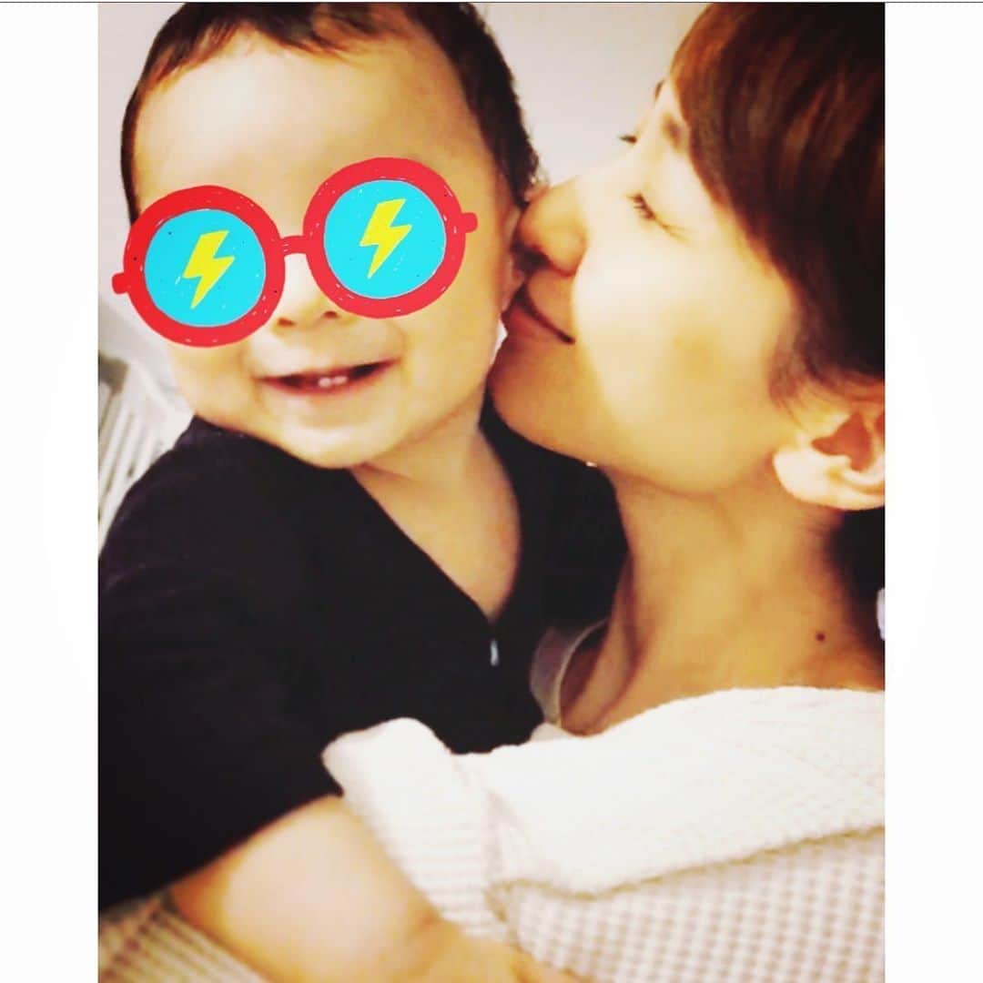 小林夏子のインスタグラム：「久しぶりの母子shot  最近ますますかまってくん。 ハイハイと掴まり立ちマスターして 得意気顔してくるよ。 (顔面を引っ掻かれても 癒し効果の圧勝😇) 世の中が少しずつでも 安心安全と活気を取り戻せますように。  #myson #8months  #baby #mom #days #smile #happy #naughty #mood #kisskisskiss  #love #life #thanks」