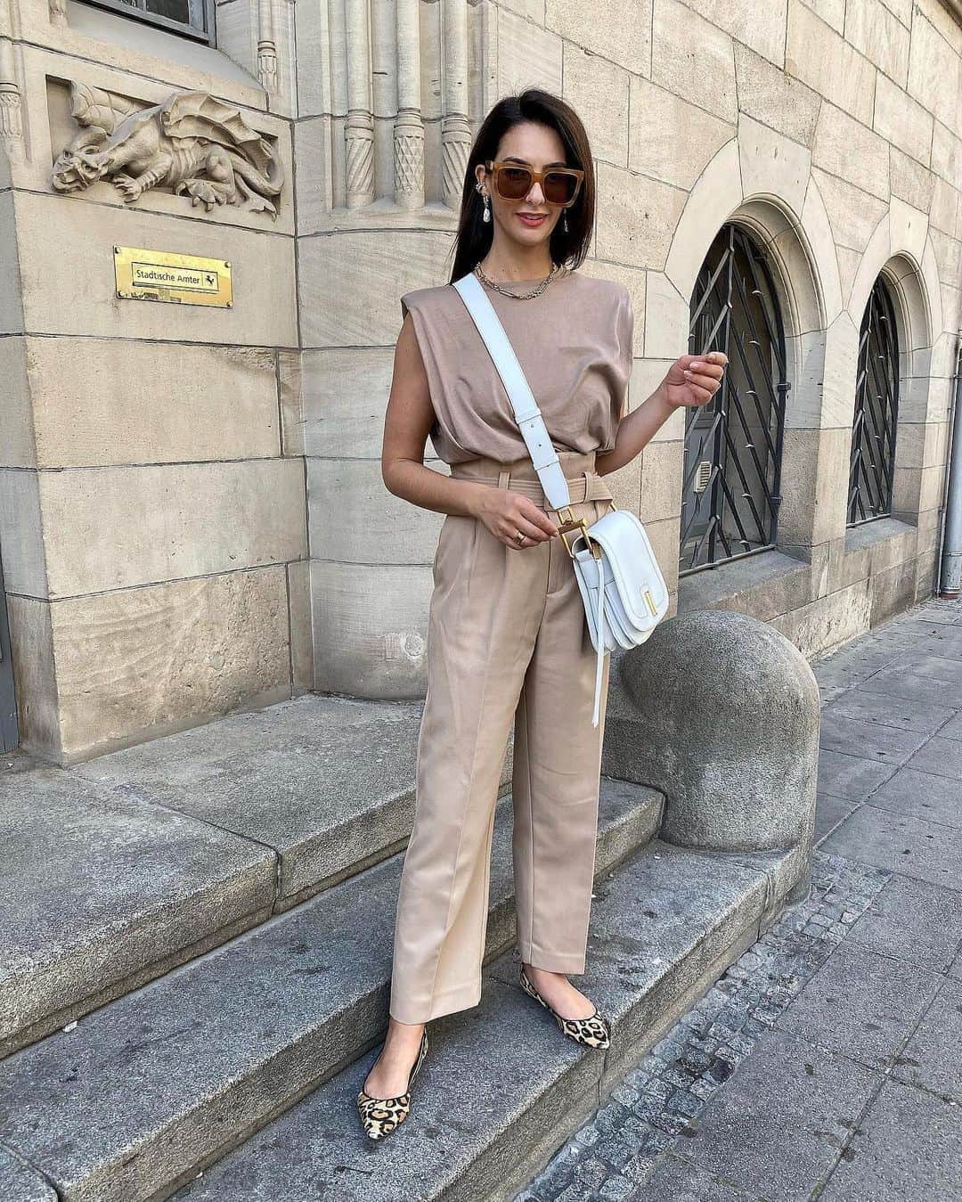 サムエデルマンのインスタグラム：「Back to basics with the #Sally pointed toe flat 👜Tap our story for more looks we loved this week #SamEdelman」