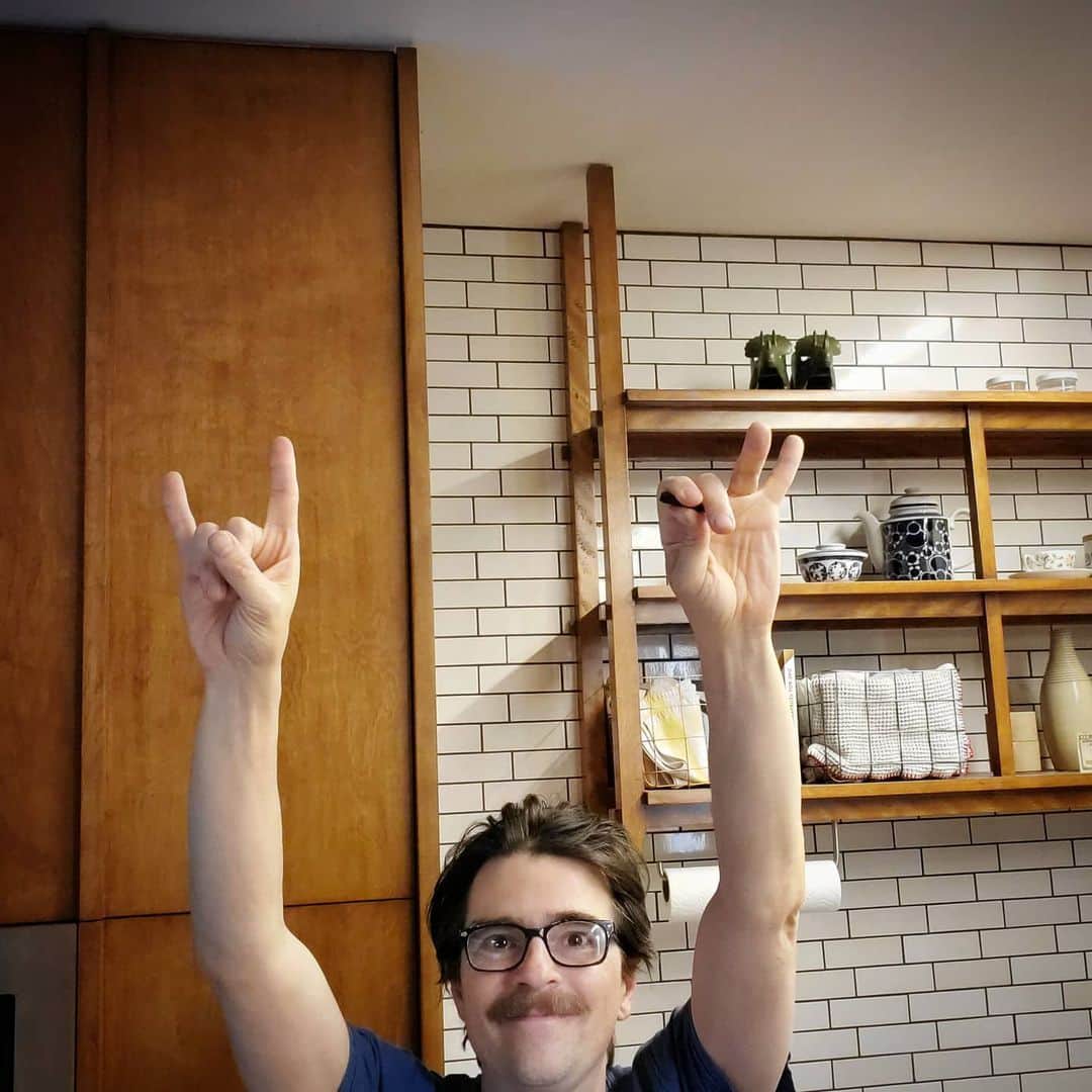 リヴァース・クオモのインスタグラム：「Hey guys, join me tonight for some tunes on https://www.islandinthezoom.com/ 6:30 PM PST.  And next week I'm thinking of having 1 or 2 opening acts so send me a demo video if you want  islandinthezoom@gmail.com」