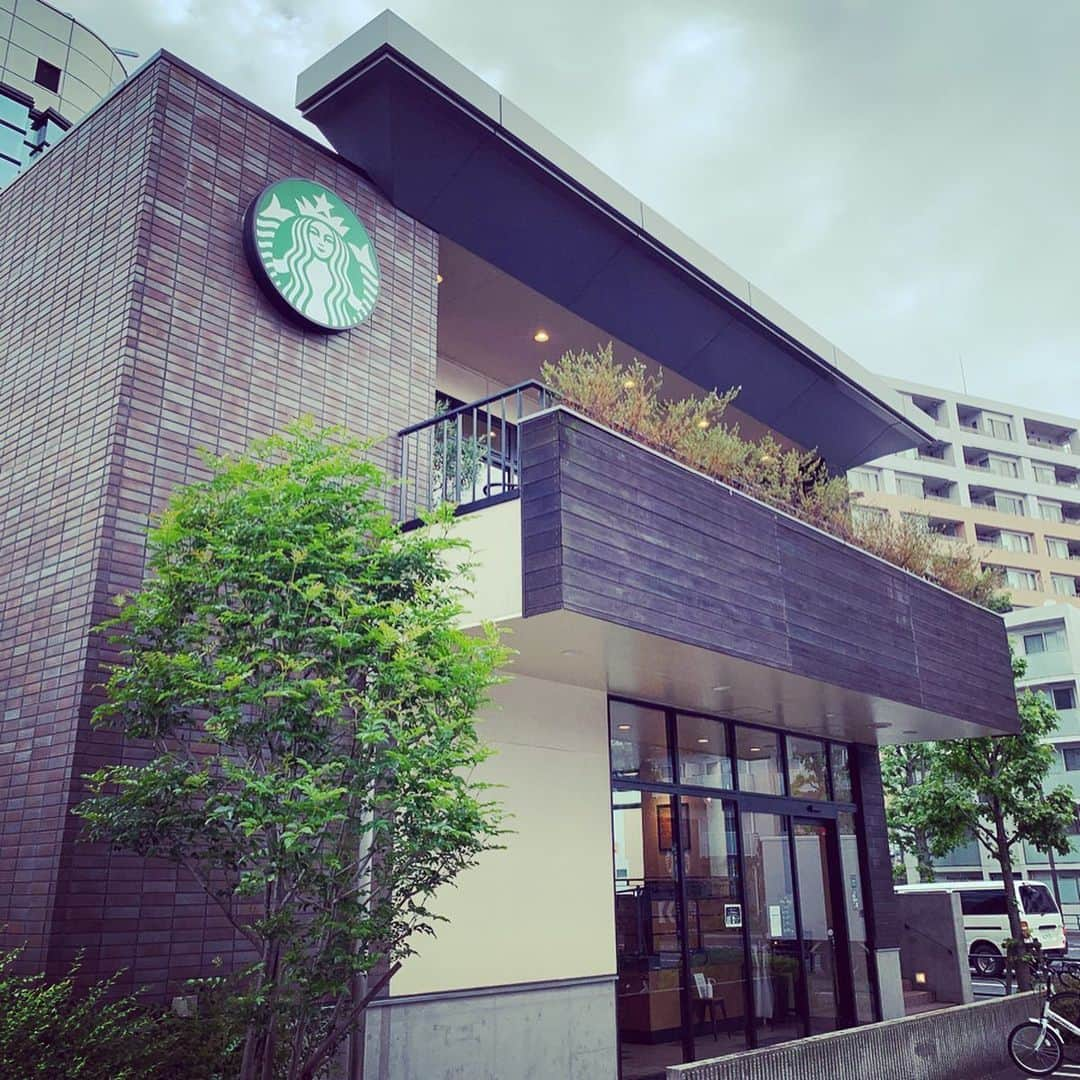 くろさんのインスタグラム写真 - (くろInstagram)「ひさびさのTO GOスタバ☕️ 緊急事態宣言以来の店舗スタバです。 でもって珈琲豆も調達っと。 と、普通なら大喜びとなるはずだったのですが… ☞to be continued #豆も気になるぅ #ひさびさのスタバ #ダブルトールラテ #いちごソースドーナツ #エスプレッソロースト #doubletalllatte #strawberrysourcedonut #espressoroast #starbucks #starbuckscoffee #スタバ #スターバックス #スターバックスコーヒー #スターバックスコーヒー用賀店」5月23日 8時17分 - m6bmw