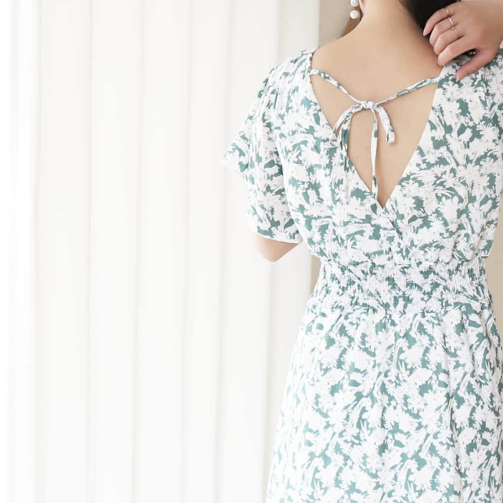 Eri Satoのインスタグラム：「green×whiteコーデ · one-piece: @fifth_store · 前picのアップ fifthの #カシュクールフラワーワンピース · こういう背中あきの服のインナーについて blogに書いてるので @satoeri626 のトップのURLか ストーリーズから見てみてね💛 · #fifth#fifthtl#フィフス#カジュアル #トレンドカラー#ワンピース#高身長コーデ#ママコーデ#カジュアルコーデ#ワンピースコーデ#ワンマイルコーデ #ワンマイルウェア#リラックスコーデ #おうちコーデ#おうちファッション#おうち時間#shwf  #春コーデ#fashion#ootd#ファッション#プチプラ#プチプラコーデ#mamagirl#locari#partegram」