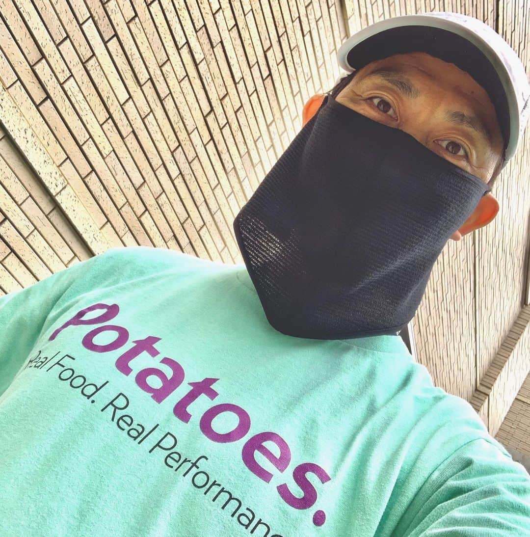 百瀬俊介のインスタグラム：「おはようございます✨ 朝からステイホームで鈍ったカラダを動かそうと自宅で朝トレ🏋️‍♀️🏃‍♂️🤸‍♂️ 腕立て伏せやスクワット、なわとびは30秒×6、60秒×6回…心地よいぐらいで十分☝️ トレーニングを終えたら動かした筋肉をゆっくり伸ばしてストレッチは入念に！ 凝り固まった筋肉を蘇らせてあげないと😅 運動したあとにもう一つ大切なことはカラダに疲労をためないように30分以内に栄養補給！ 手軽に食べられる物としておにぎりや蒸したポテト🥔がオススメです👍 自宅でできる運動、トレーニングもたくさんあるからみんなカラダを動かそう！！ #朝トレ #なわとび  #ポテトパワー #おにぎり #チームポテト #ポテトアンバサダー #包帯マスク @sido_japan @potatopower10 #potatopower」