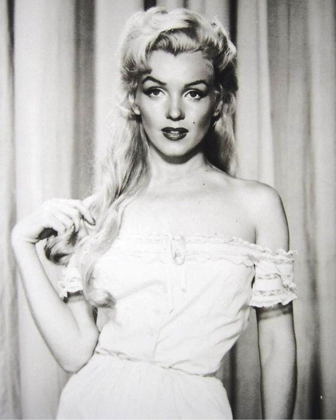 マリリン・モンローさんのインスタグラム写真 - (マリリン・モンローInstagram)「Marilyn Monroe photographed for hair and makeup for the film River of No Return, 1954✨❤️」5月23日 8時20分 - welovemarilyn