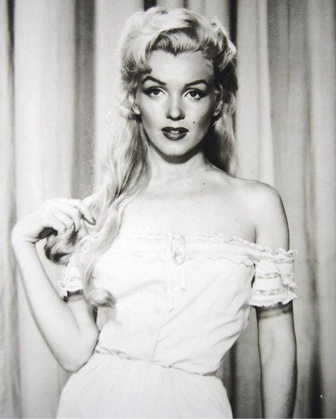 マリリン・モンローのインスタグラム：「Marilyn Monroe photographed for hair and makeup for the film River of No Return, 1954✨❤️」