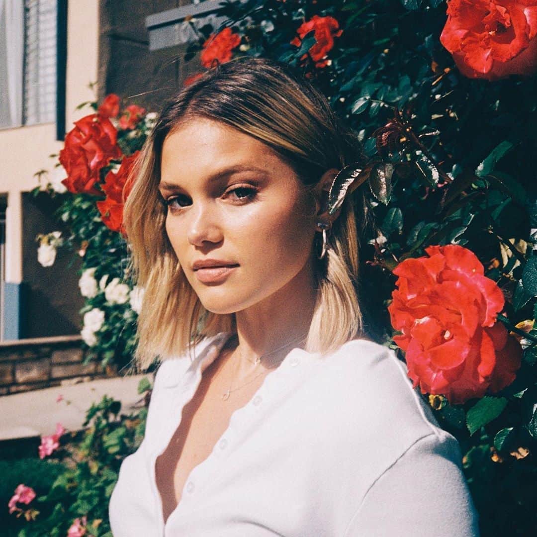 のインスタグラム：「🌺」