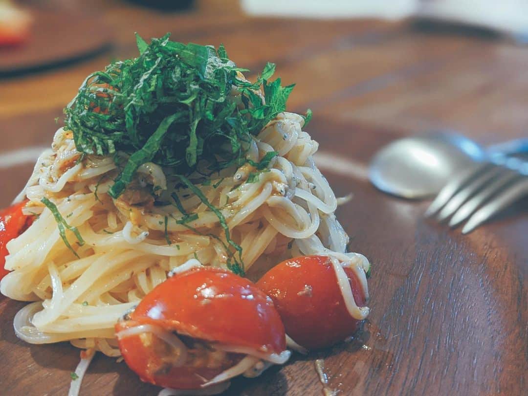 藤田敦子のインスタグラム：「ㅤㅤㅤ 【#blendakitchen 】 @miyare38 がやってたビビン麺に 近い感じをパスタでやってみた。 @yoga_citta にもらった湘南しらすもいれて❤️ めちゃくちゃ美味しかった🥺」