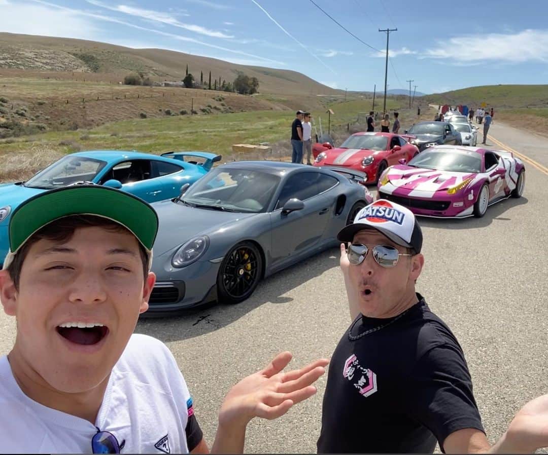 スティーブのインスタグラム：「30 supercars but only 1 crazy Bosozoku style Ferrari.. can my JDM Italian keep up with the Germans in the canyons?  watch my new video today to find out!! #libertywalk #ferrari #porsche #jdm #bosozoku #bosozokustyle  30台くらいあったスーパーカーの中で族車スタイルのフェラーリは俺だけ！ポルシェ軍団の中で大丈夫？ 新作動画をチェックしてね」