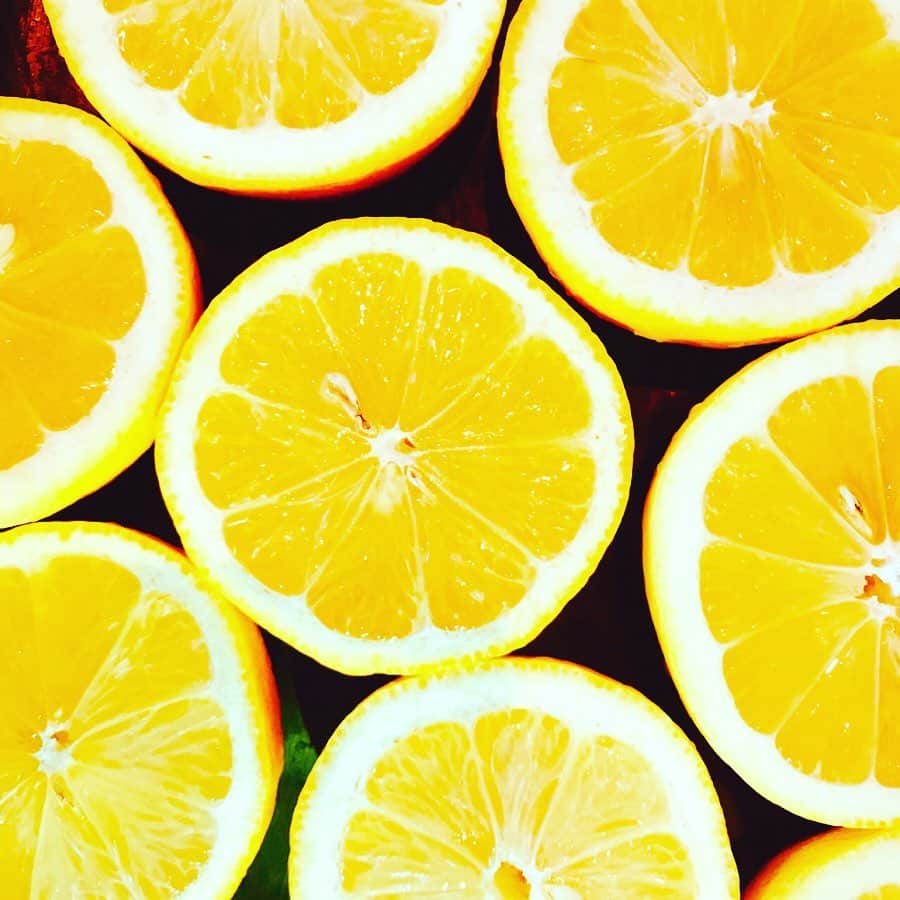 ポジリポのインスタグラム：「Limoncello × Summer  リモンチェッロとは（Limoncello)とはイタリアを起源とするレモンを用いたリキュール。 冷凍庫でしっかりと冷やし、食後酒としてストレートで飲むのが一般的な飲み方ですが ポジリポでは自家製のリモンチェッロを紅茶に入れたり、スプマンテで割ったりデザートとしてもお楽しみいただけます。  色々な楽しみ方がありますが、 これからの暑い季節には【リモンチェッロ+ソーダ】 がおすすめの飲み方‼︎ シンプルにレモンチェッロをソーダで割って カットレモンを入れるだけ。  ほどよい酸味や爽やかさが食欲を促すので、食前に楽しむのがおすすめです。 ランチタイムにはひと口サイズのレモンチェッロソーダかレモネードを皆さまにお出ししております。 見た目も口当たりも爽やかな 【夏にぴったりのカクテル】です。 ・ ・ The liqueur using the lemon which assumes Italy the origin with Limoncello. You cool it in the freezer well and it is general how to drink that drinks it by a straight as liquor after a meal, but I put limoncello of the posillipo home brew in tea and I break it in Spumante and can enjoy it as dessert.  There are various ways of enjoying, How to drink recommendation ‼︎ [limoncello + soda]  limoncello with soda in a coming hot season and puts a cut lemon.  As moderate acidity and eloquence promote an appetite, it is recommended to enjoy before a meal. I give limoncello of a mouthful size or lemonade to all of you at lunchtime. Both the appearance and the taste are refreshing [the cocktail which is good in summer]. #地域共通クーポン沖縄」
