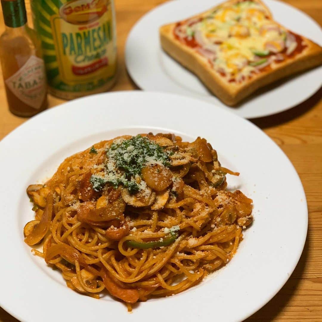 のインスタグラム：「【#飯テロ御免ください】 これを見た貴方はケチャップ飯を食べたい口になーる🍅  急にどうしてもケチャップ飯を食べたくなって、ナポリタンとピザトーストを作る朝🍝🍕🍽 です。  早く安心して、昭和な雰囲気の3密喫茶店に行きないなぁ☕️と思う朝です。  #喫茶店好きな人と繋がりたい #洋食 #洋食屋 #喫茶店好き #料理好きな人と繋がりたい #ナポリタン #朝食 #モーニング #ピザトースト #ケチャップ #ケチャップ飯 #タバスコ #飯テロ #おうちごはん #instafood #stayhome #cooking #グルメ #野菜ソムリエ #アスリートフードマイスター #フードコーディネーター #食育インストラクター #bbqインストラクター #こども成育インストラクター #料理研究家 #料理男子 #料理芸人 #餃子芸人 #クック井上。」