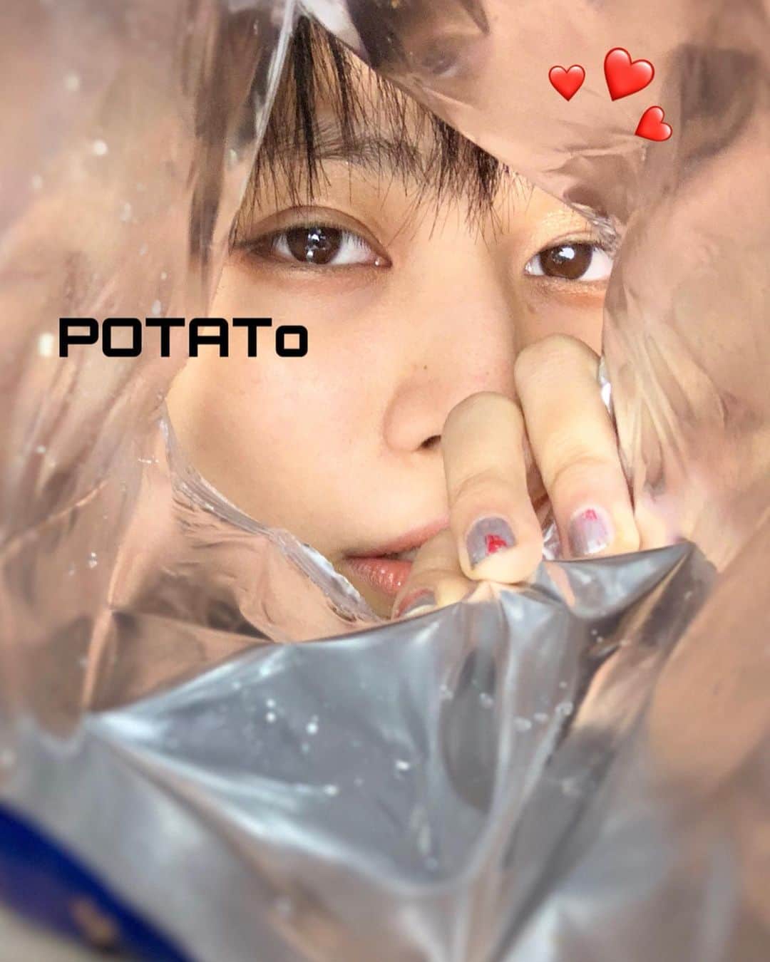 春川芽生のインスタグラム：「ポテトチップスの空袋がレフ板の代わりになると聞いて👂🌊🌫 軽く洗って底かっぴらいてみたけど、案外白く顔に反射させるのが難しくて途中オレンジの光で寄り道も。  #ポテチ映え #薯片袋子拍大片」