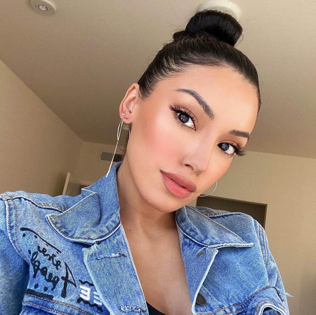ゼリカ・シルバーのインスタグラム：「Out here looking like a bowling ball 😎 Have a great weekend everyone. Remember you’re stronger than you think you are. You beat out between 40 million and 1.2 billion other sperms (depending on ur daddy’s health). You will get through it 💪🏼」