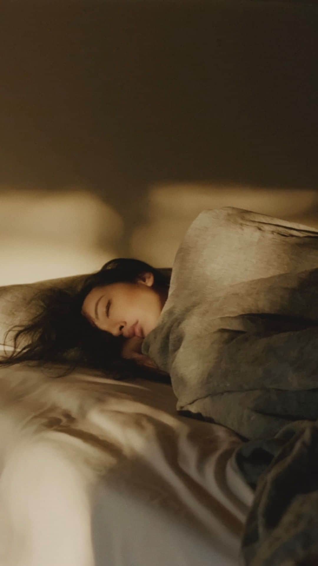 のインスタグラム：「My new single "Wavering Heart" is out today and it's time to release the music video as well. Very talented director @jennravenna collaborated with me again and I'm very thrilled to share this video today, stay safe to everyone 🥀🍂🍁 Listen: #spotify #applemusic #deezer #tidal #akirakosemura #waveringheart #musicvideo #jennravenna #小瀬村晶」