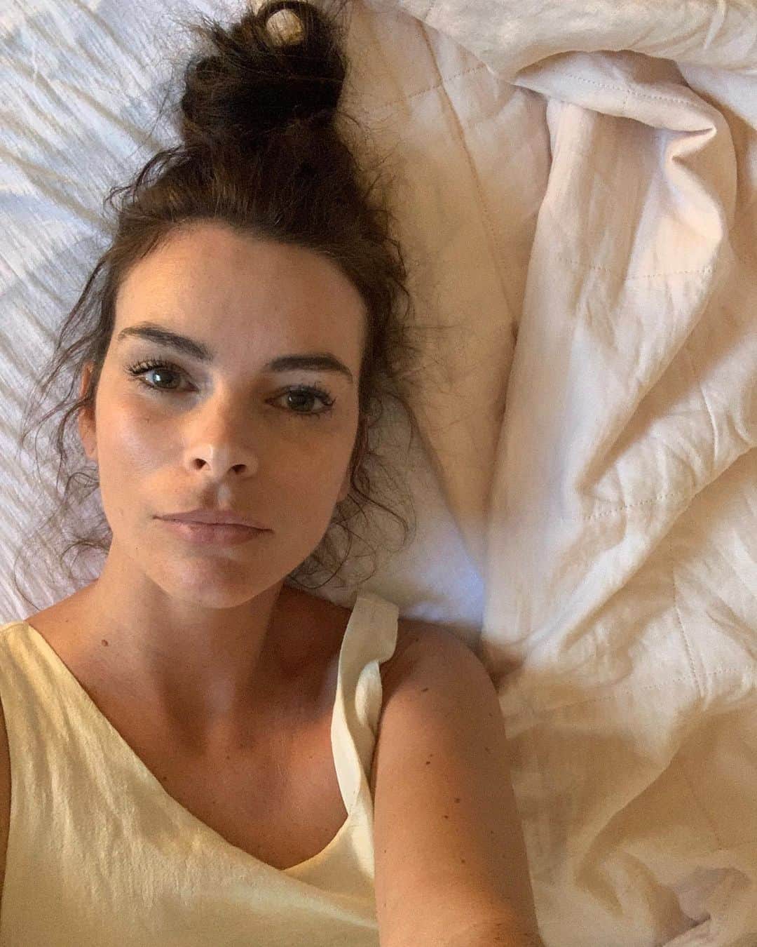 ケリー・オックスフォードのインスタグラム：「My boyfriend said I looked like a princess in my pink linen bed and dress and then I laid down and it looked like there was a giant pearl in my hair. Today I did the crossword, swam, walked the dog, walked to get an iced tea and watched Shark Tank. Tomorrow I’ll clean the house. WHO KNOWS WHAT SUNDAY WILL BRING ME OTHER THAN THE SUNDAY PUZZLE. I’m just proud I know what day it is. (🤞🏼I got it, right?)」