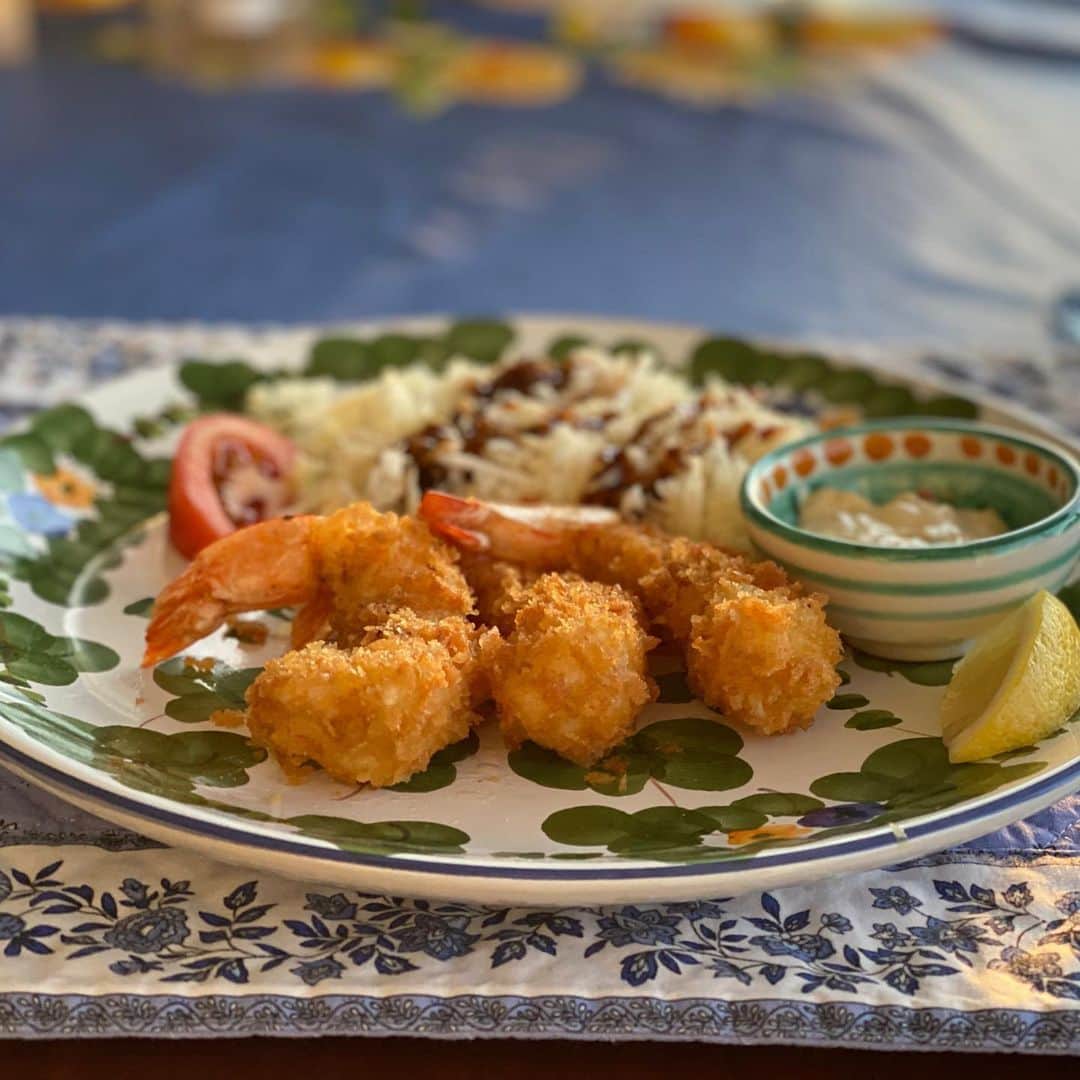 和央ようかさんのインスタグラム写真 - (和央ようかInstagram)「I made my first fried shrimp dinner 🍤 yammy 😘 初めて揚げ物に挑戦😅海老フライ🍤 目標はおそれ多くも大好物帝国ホテルの海老フライ😂 @imperialhotel_jp_official 😅😅😅お皿が大きいからわかりにくいきど、かなり大きな海老です🍤😘 #takakonystylin🍎 #lifestyle #nylife #nyc🍎#i❤️ny #stayhome #nytough @indigoseasshop @ivyrestaurants plates #friedshrimp #海老フライ#yokawao #和央ようか#やれば出来る子　😅」5月23日 9時58分 - yokawao0215