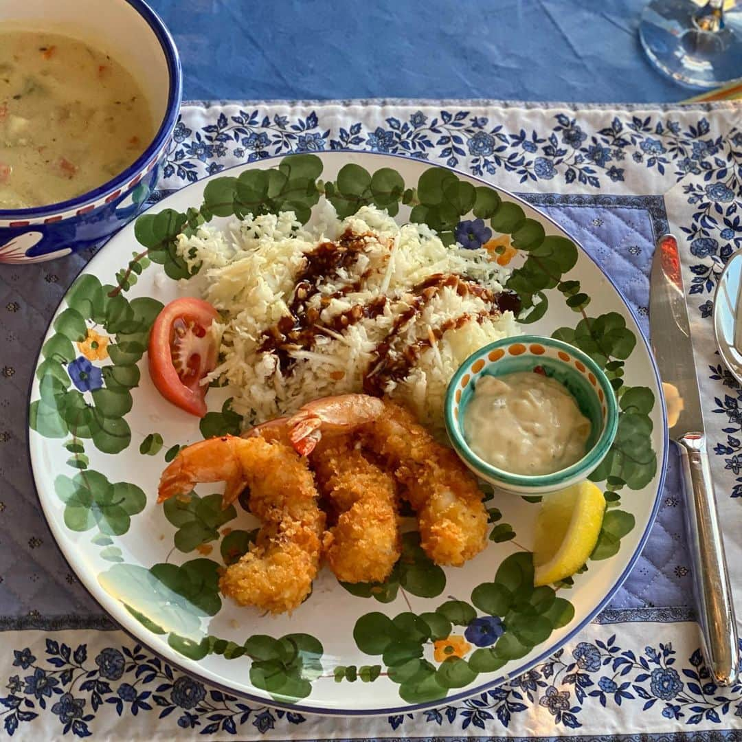 和央ようかさんのインスタグラム写真 - (和央ようかInstagram)「I made my first fried shrimp dinner 🍤 yammy 😘 初めて揚げ物に挑戦😅海老フライ🍤 目標はおそれ多くも大好物帝国ホテルの海老フライ😂 @imperialhotel_jp_official 😅😅😅お皿が大きいからわかりにくいきど、かなり大きな海老です🍤😘 #takakonystylin🍎 #lifestyle #nylife #nyc🍎#i❤️ny #stayhome #nytough @indigoseasshop @ivyrestaurants plates #friedshrimp #海老フライ#yokawao #和央ようか#やれば出来る子　😅」5月23日 9時58分 - yokawao0215