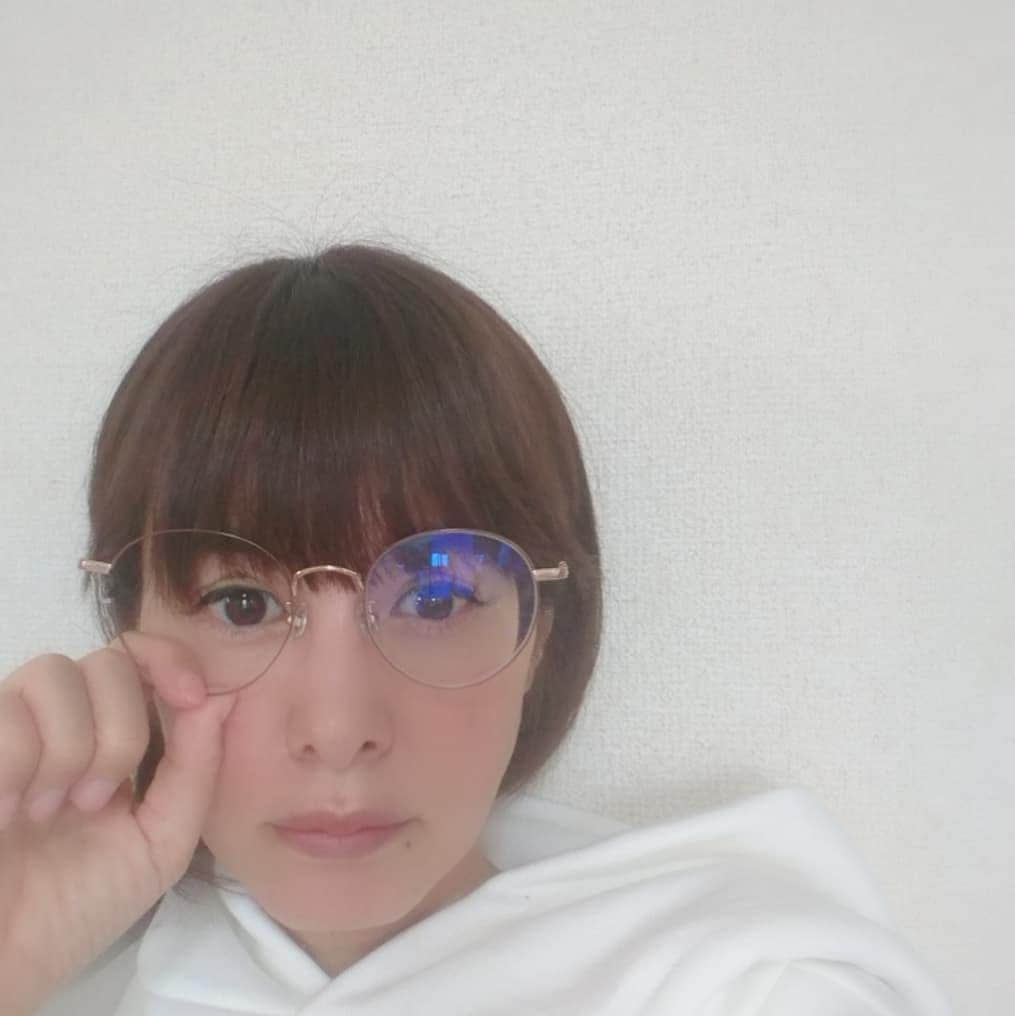 さとう珠緒さんのインスタグラム写真 - (さとう珠緒Instagram)「眼鏡買って👓  翌朝、レンズ片方取れた、、💨💨 早いわっ💨💨 #眼鏡 #壊れた #やっぱり猫が好き#観て #癒されよう #懐かしの#昭和ドラマ #良い週末を✨」5月23日 10時05分 - tamao_satoh