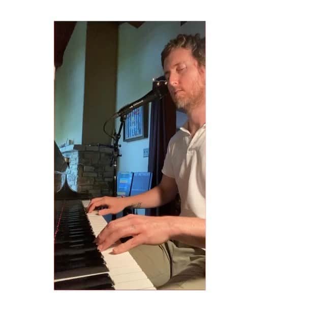 ジェシー・カーマイケルのインスタグラム：「Hendrix helped me make the guitar loop I was playing to... Happy Memorial Day weekend all. Stay safe and hang in there.... Xoxox」