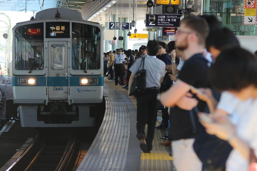 徳永ゆうきさんのインスタグラム写真 - (徳永ゆうきInstagram)「. . 到着の電車は 急行、小田原行きです。 . -2018.08.22- . #鉄道写真 #撮り鉄 #鉄道好き #小田急 #登戸駅 #1000形 #急行 #小田原行き #過去写真」5月23日 10時15分 - tokuchan_1113