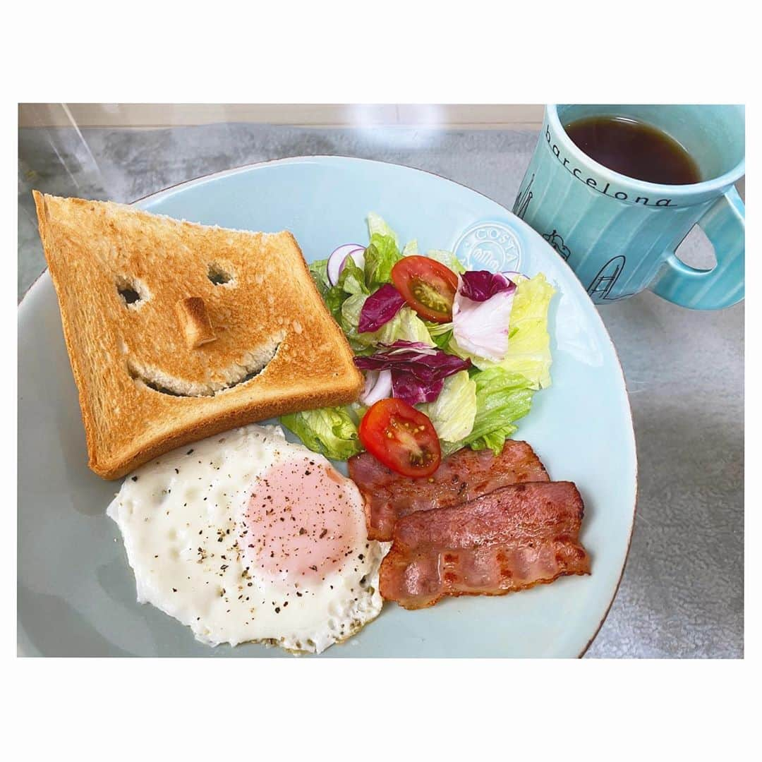 永島優美さんのインスタグラム写真 - (永島優美Instagram)「* 今朝はパン🍞🍳 顔をつけると 食べるとき若干の罪悪感…。笑 * #朝ごはん #普段はお米派 #パンもやっぱり美味しいなー😍」5月23日 10時18分 - yuumi_nagashima