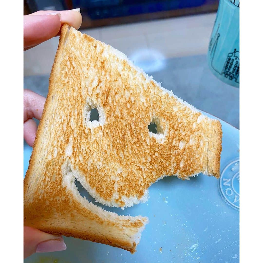 永島優美さんのインスタグラム写真 - (永島優美Instagram)「* 今朝はパン🍞🍳 顔をつけると 食べるとき若干の罪悪感…。笑 * #朝ごはん #普段はお米派 #パンもやっぱり美味しいなー😍」5月23日 10時18分 - yuumi_nagashima