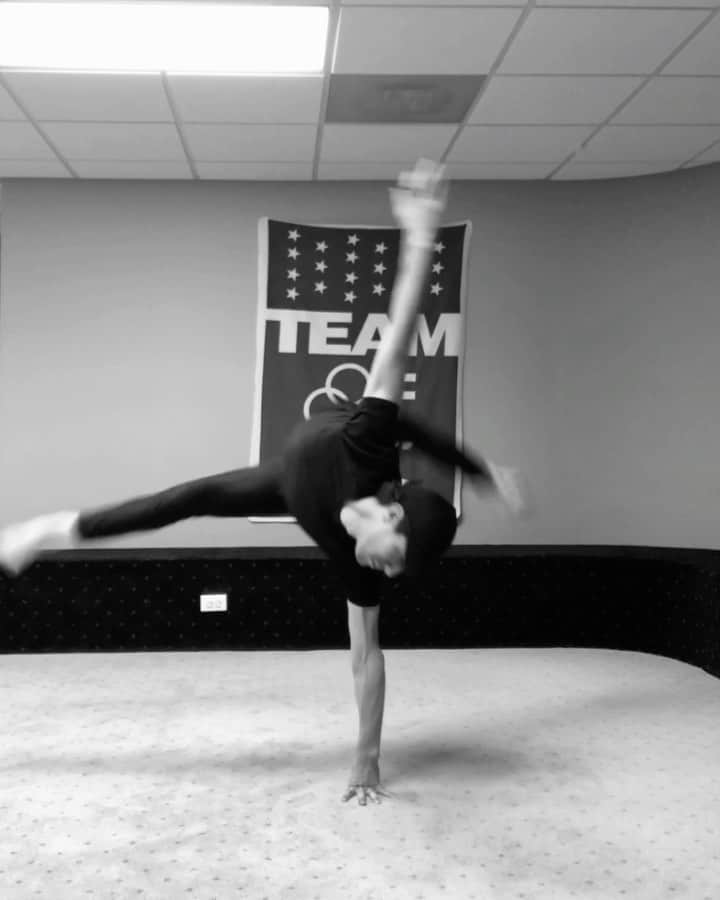 ジェイソン・ブラウンのインスタグラム：「What moves you?! あなたを動かすものは何ですか？🤷‍♂️ • 🎵: “Movement” 🎤: @hozier  Choreo: @randistrong」