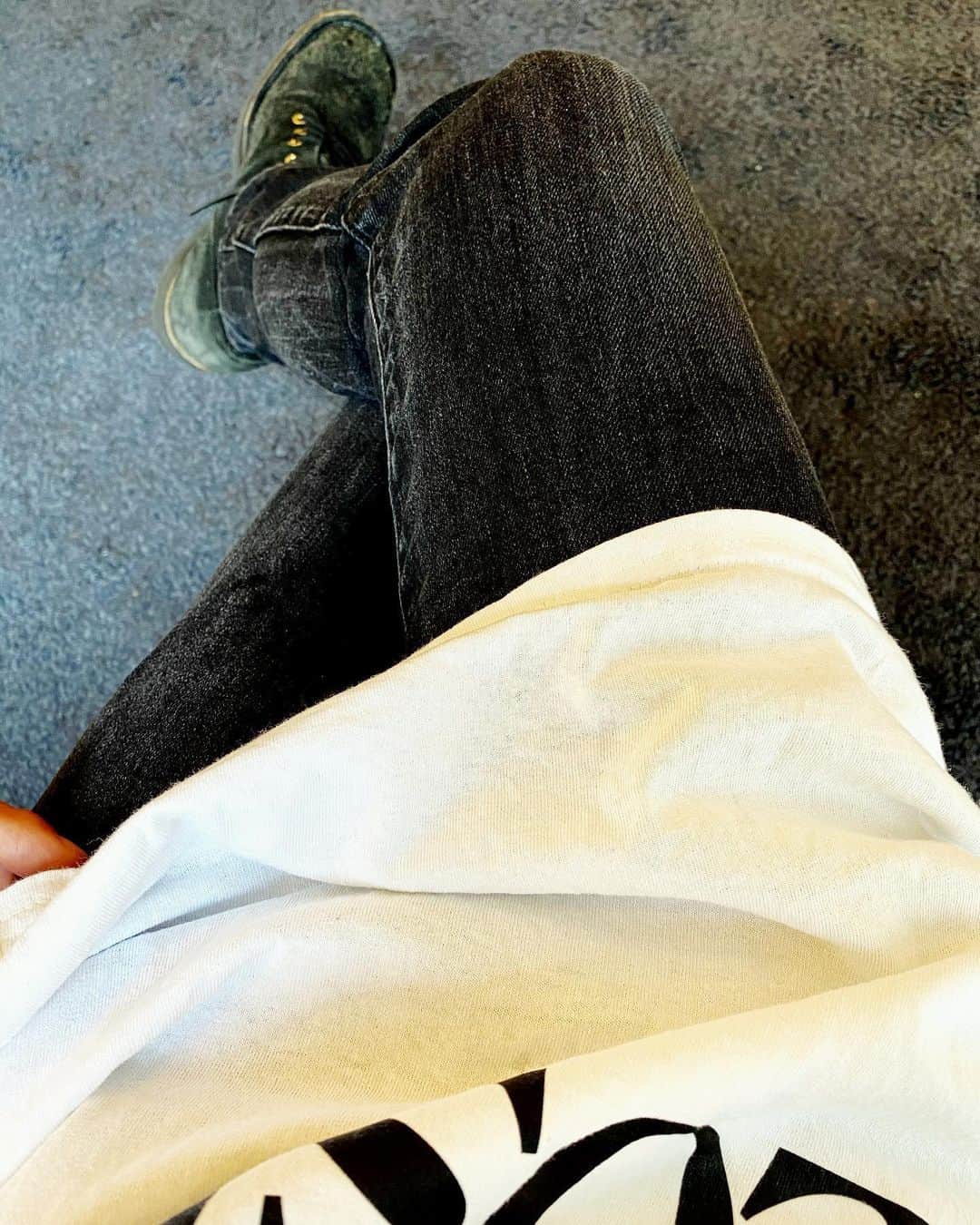 青木大輔のインスタグラム：「少し涼しいと、なんだかキリっとする 黒スキニーと もう15年くらい履いてる スエードのブーツ ファッションも少しキリっとな気分 #mood  #black  #white」